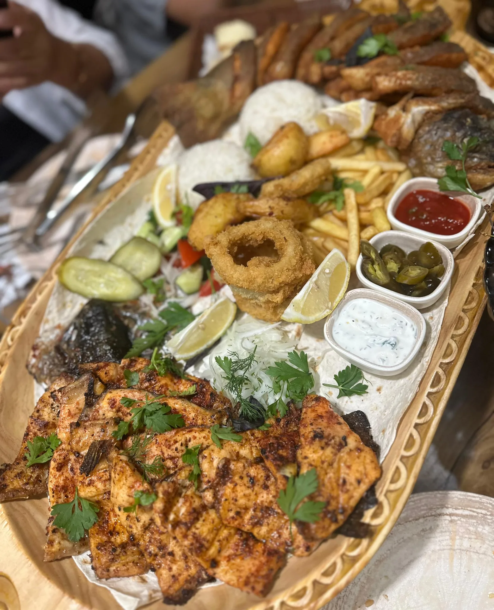 Мм люблю вкусно поесть,еда, я люблю тебя😂❤️,я замечаю что многие люди кушают в спешке,либо смотрят телефон и т.д я не критикую ,просто ,захотелось поделиться мыслями...
Я всегда говорю ,что вместе с пищей заходит энергия и поэтому нужно наслаждаться едой ,которой вы едите и эстетический вид тоже играет большую роль,из какой посуды вы едите ,как оформлено блюдо .. ..
Просто нужно быть в моменте..когда кушаете,то
наслаждайтесь этим моментом ,смакуйте и сосредоточьтесь на еде ведь все остальное подождет и только тогда блюдо ,которое вы едите пойдет вам на пользу.Всем доброй ночи и здоровья🤩