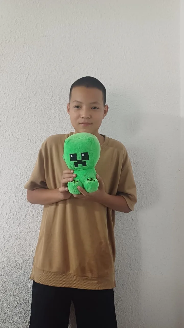 Сегодня получил свой приз! 🎁💚
Огромное спасибо дяде Самату за такой классный подарок! 🙏💚
Я угадал персонажа — это был Крипер из Minecraft! 😄