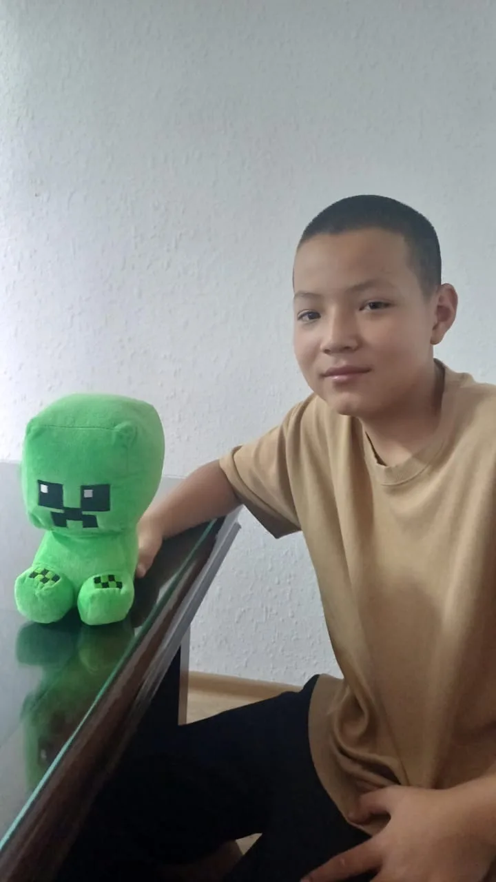 Сегодня получил свой приз! 🎁💚
Огромное спасибо дяде Самату за такой классный подарок! 🙏💚
Я угадал персонажа — это был Крипер из Minecraft! 😄