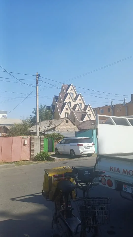 Буквально месяц назад сама снимала частный сектор — окно в окне😊 У рынка Мадина,телец заметит все архитектурные погрешности)))
