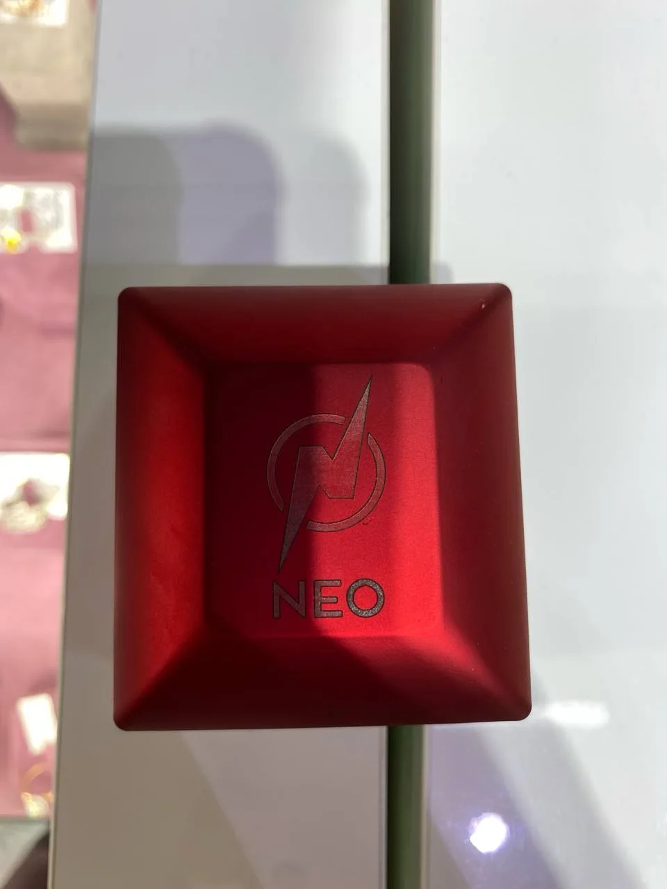 Кому-то сегодня достанется красный футляр с колечком #NEO!