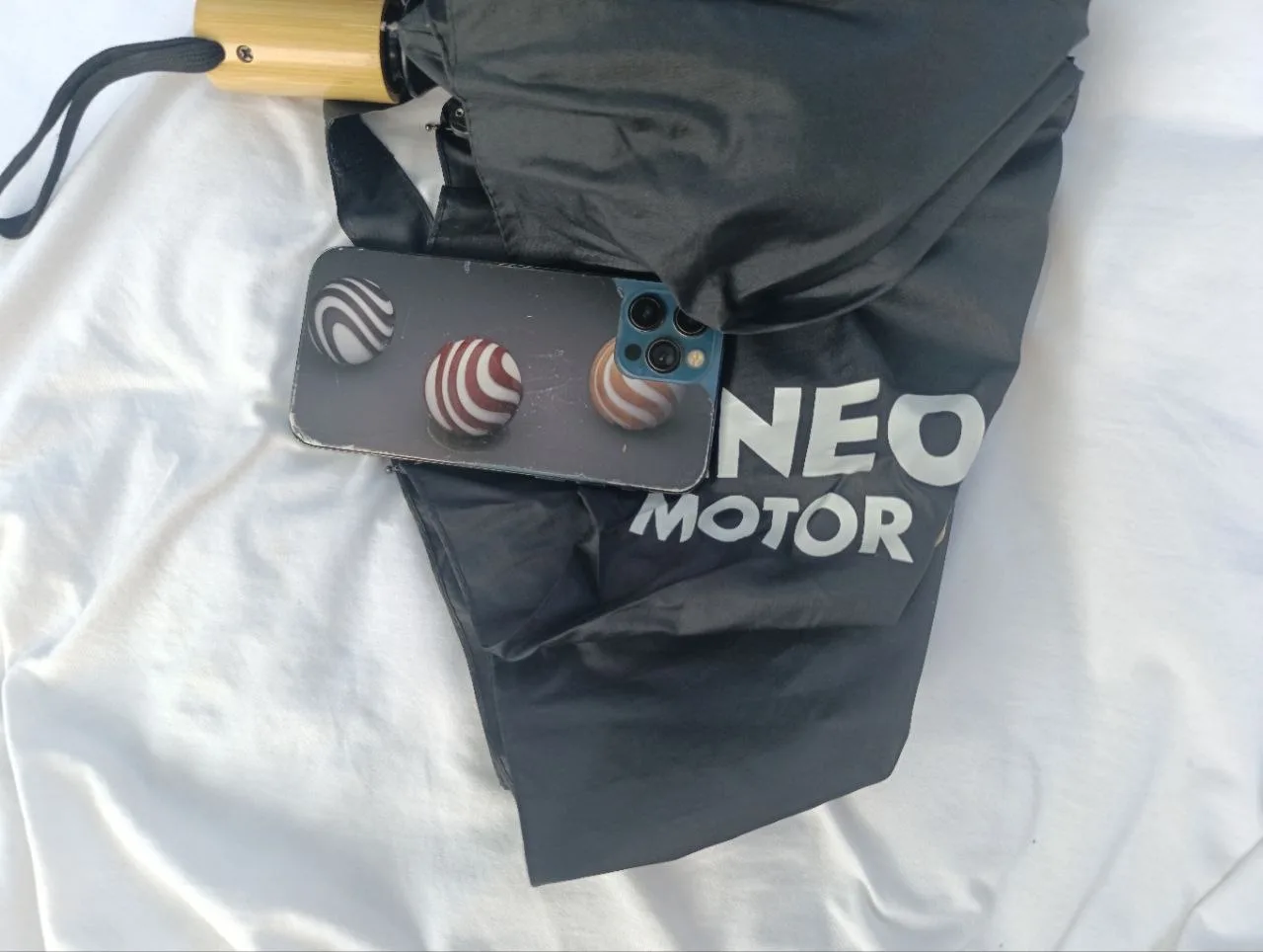 Некоторые люди (вначале) неосознанно кружатся вокруг системы #NEO, нося с собой предметы, где зашифровано слово "NEO", а потом, так же неосознанно, становятся частью #NEO!