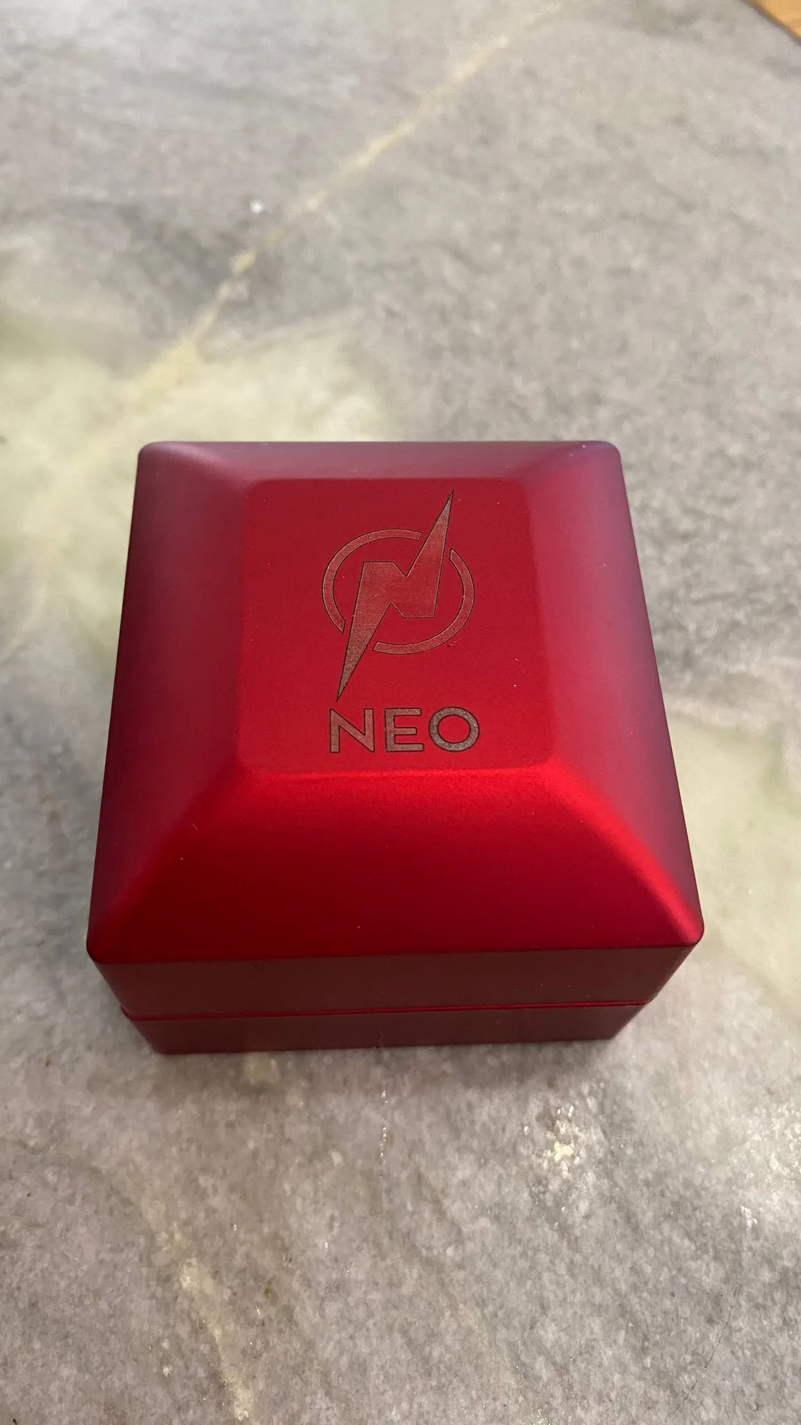 Кому-то сегодня достанется красный футляр с колечком #NEO!