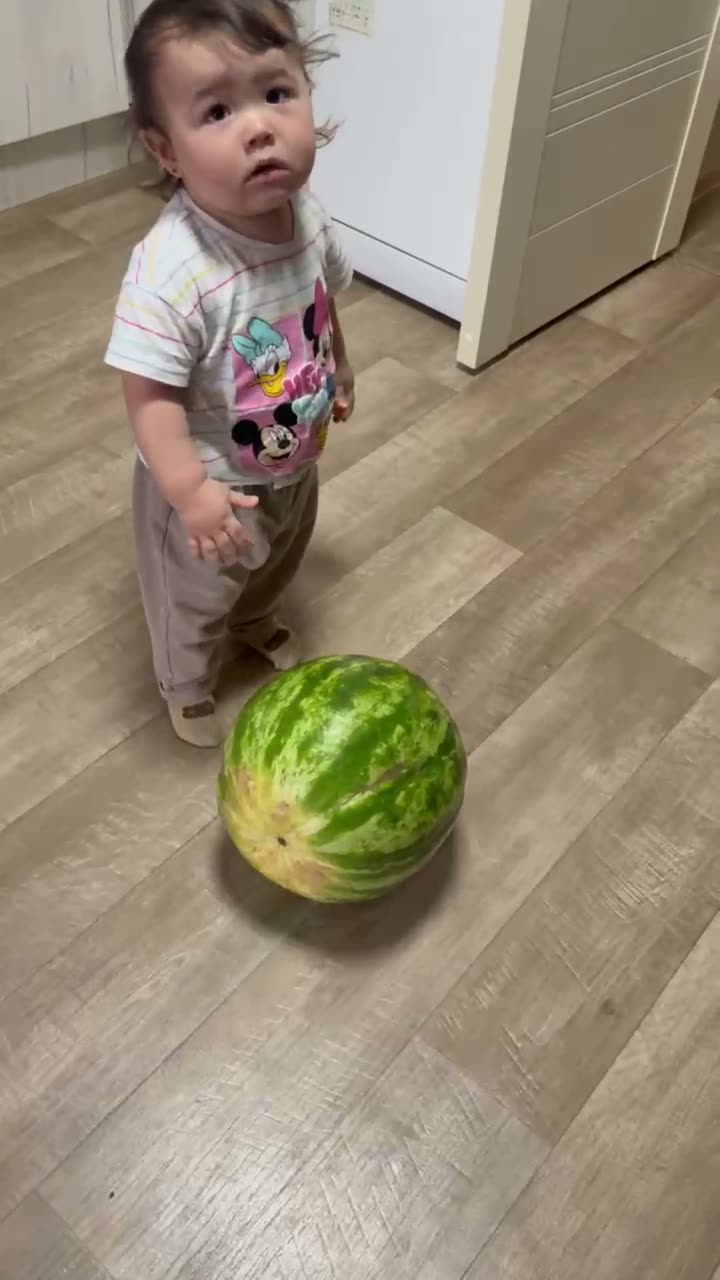 Племянница первое знакомство арбузом🍉